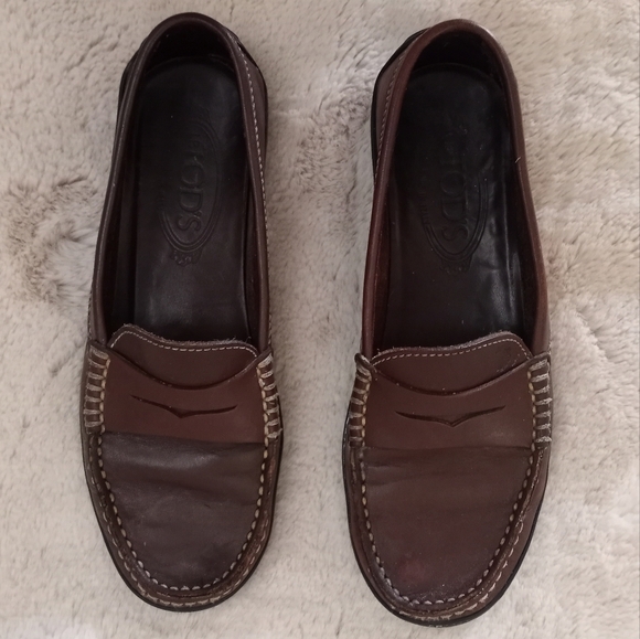 Tod's Classic Preppy Old Money Italian Made Leather Penny Loafers - Picture 2 of 9